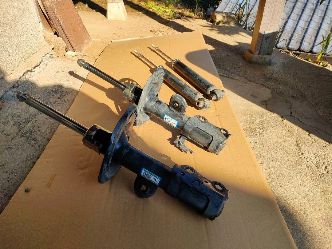 サスペンション ショックアブソーバー　中古品　プリウスα　ZVW41