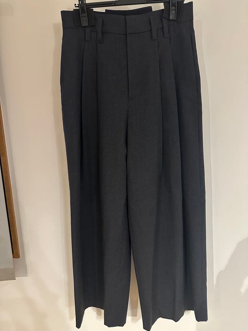 グレー　タックワイドパンツ