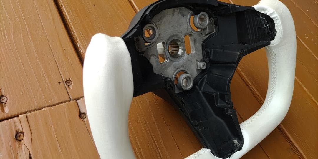 テスラ　モデル3 ヨークハンドル