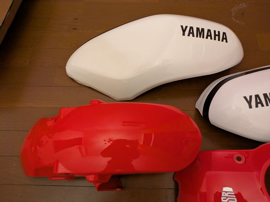 YAMAHA XSR900 タンクカバー 赤 白 4点セット