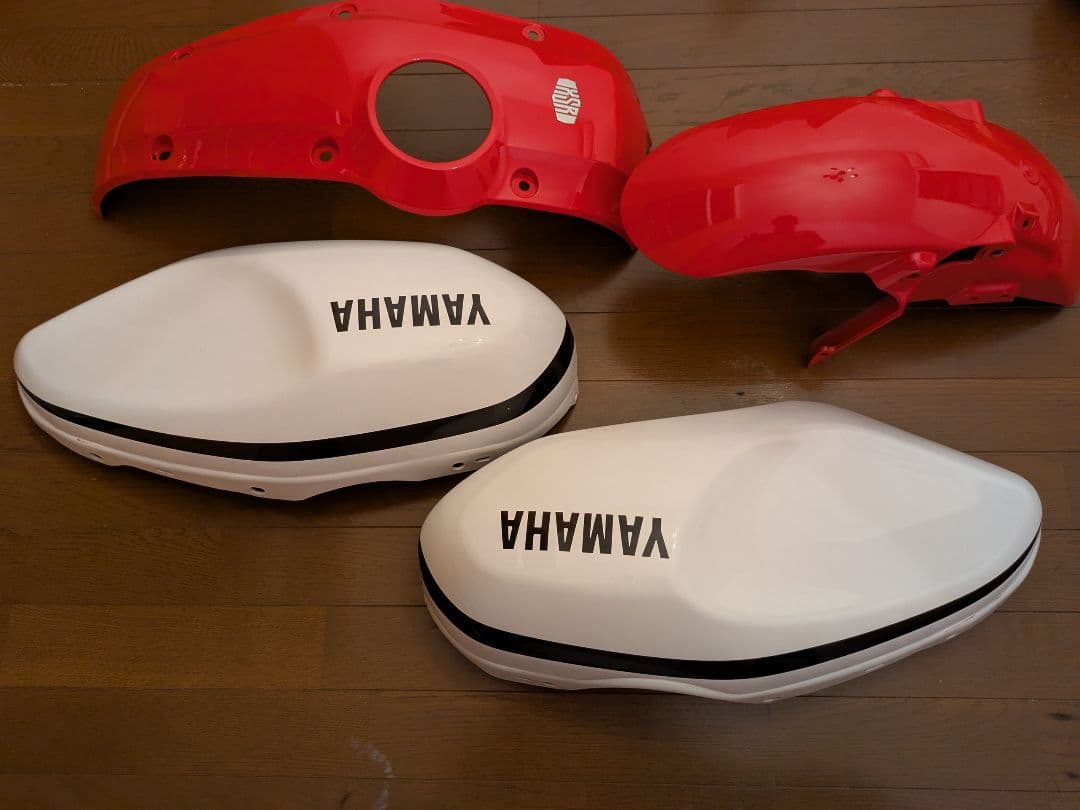 YAMAHA XSR900 タンクカバー 赤 白 4点セット