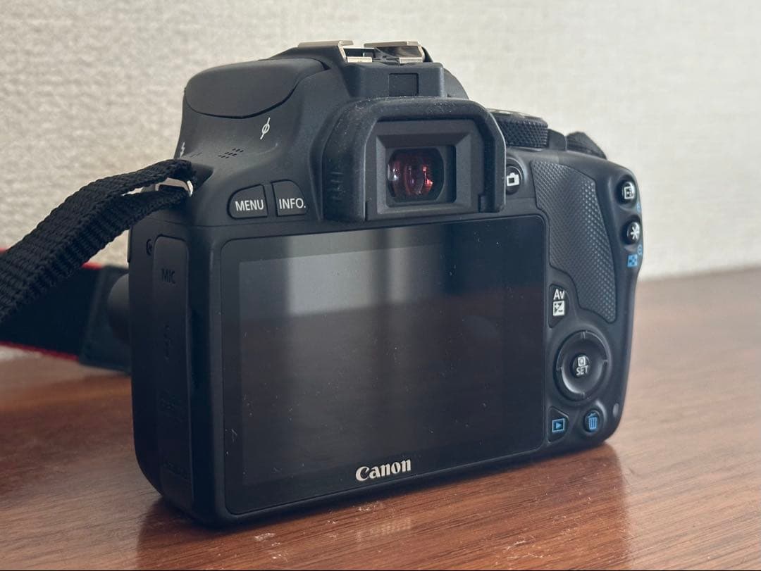 Canon EOSkiss x7ダブルズームキット (レンズ保護フィルター付き)