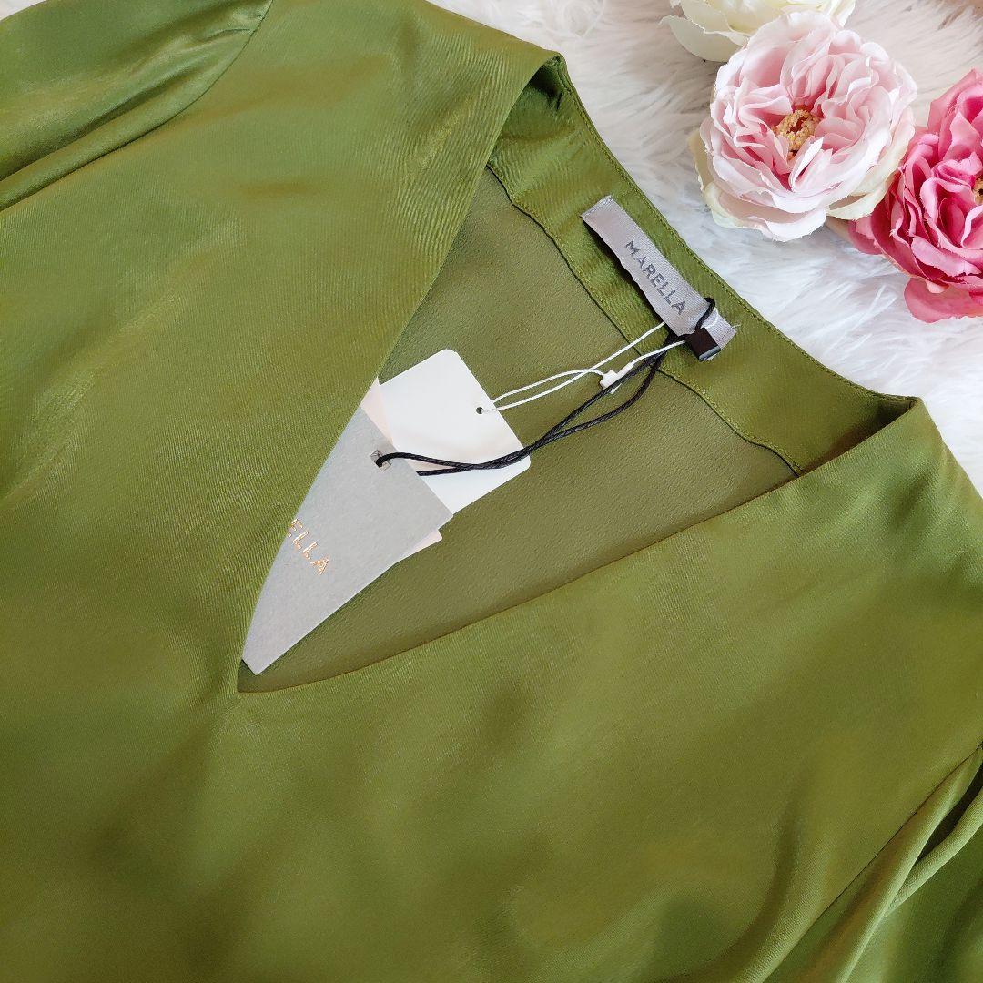 タグ付き✨マレーラ　ワンピース　サテン Vネック光沢【大きいサイズ42】