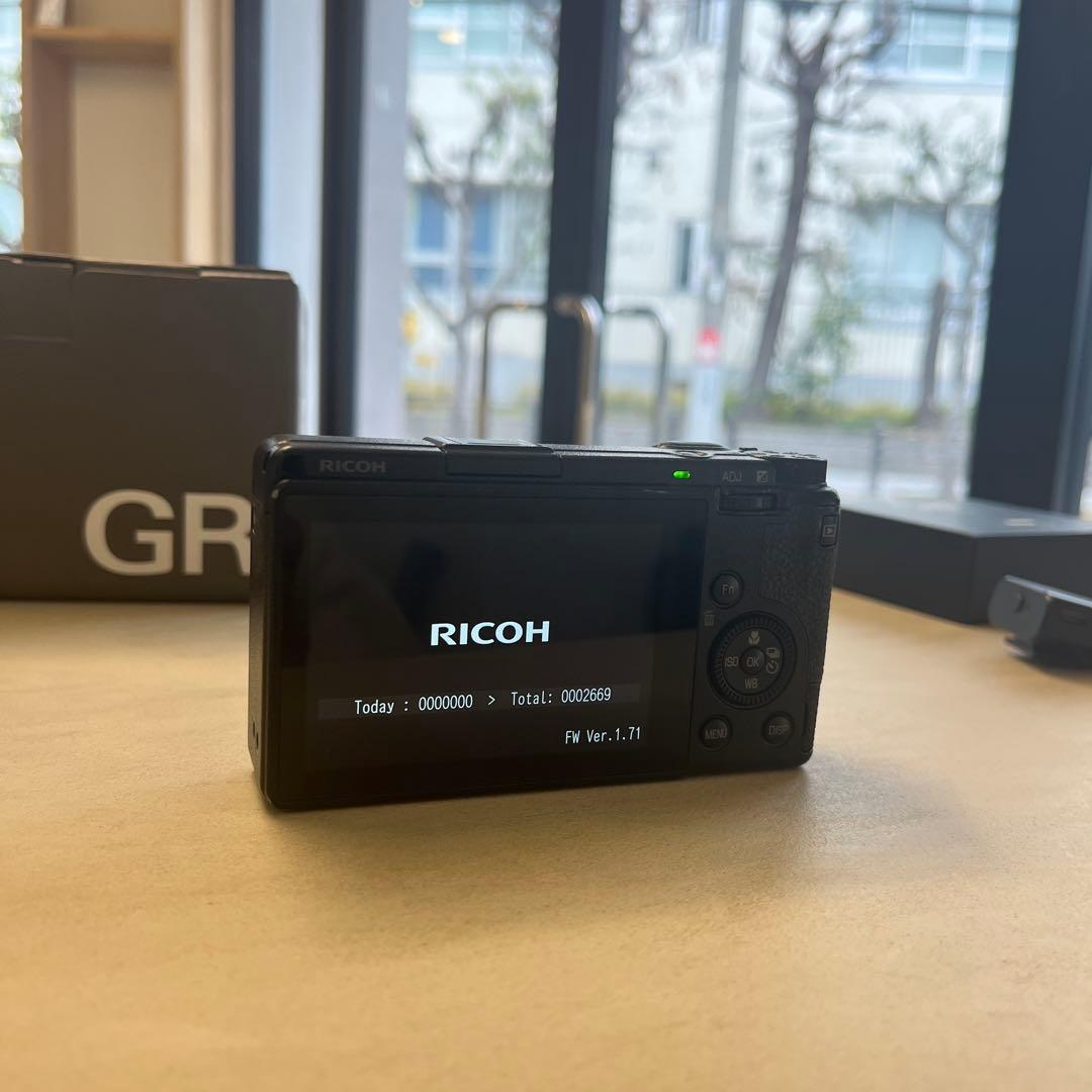 RICOH GR III コンパクトデジタルカメラ　フラッシュ付
