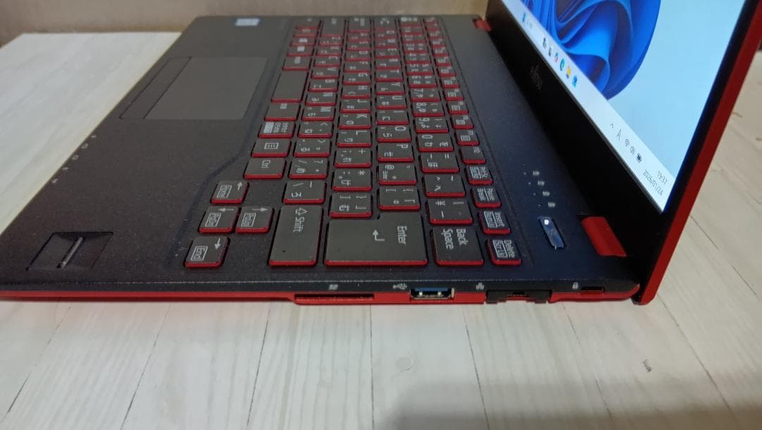 Fujitsu Lifebook UH75/B3 8世代i5