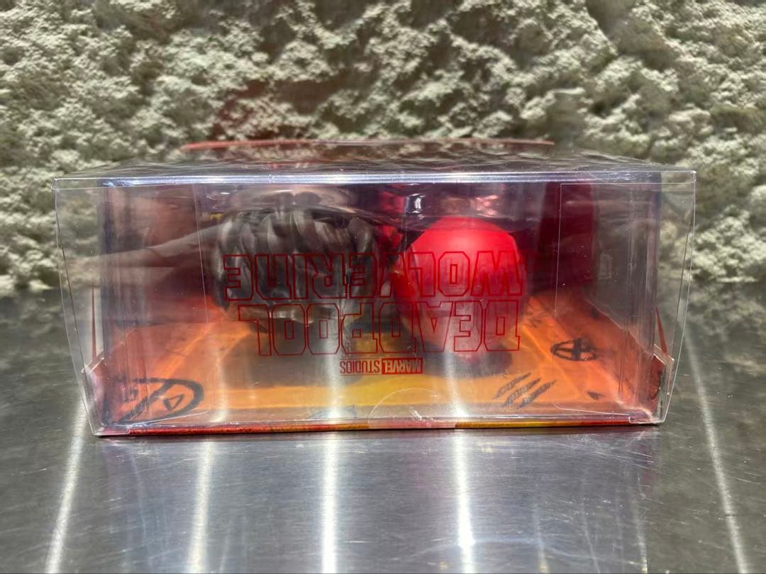 ホットトイズ コスベイビー デッドプール&ウルヴァリン on sofa