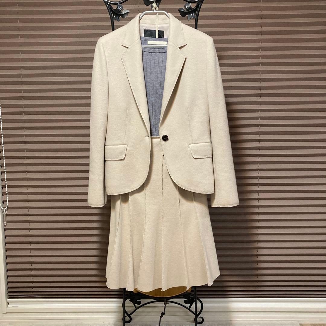 スーツ　アンタイトル　ベージュ　卒園入学　フォーマル