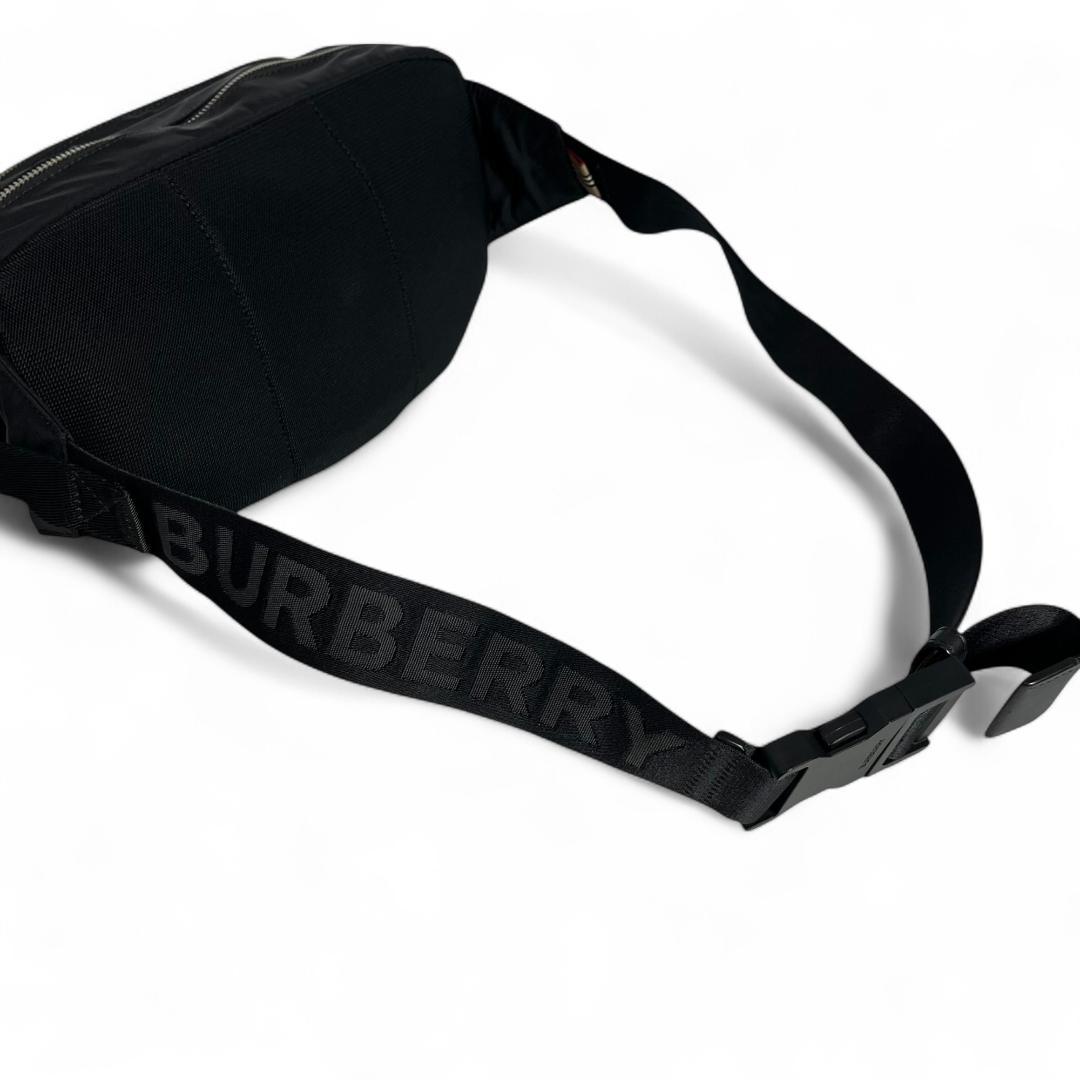 未使用級　BURBERRY バーバリー ボディバッグ ブラック ナイロン