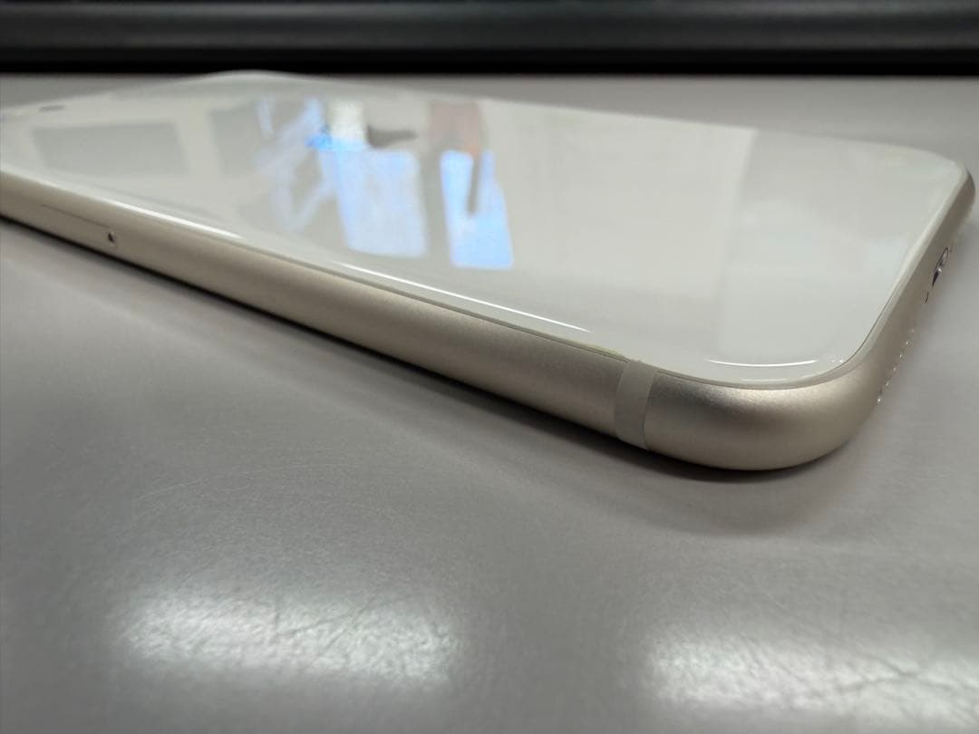 新品　iPhone SE 第3世代 スターライト　SIMフリーバッテリー100%