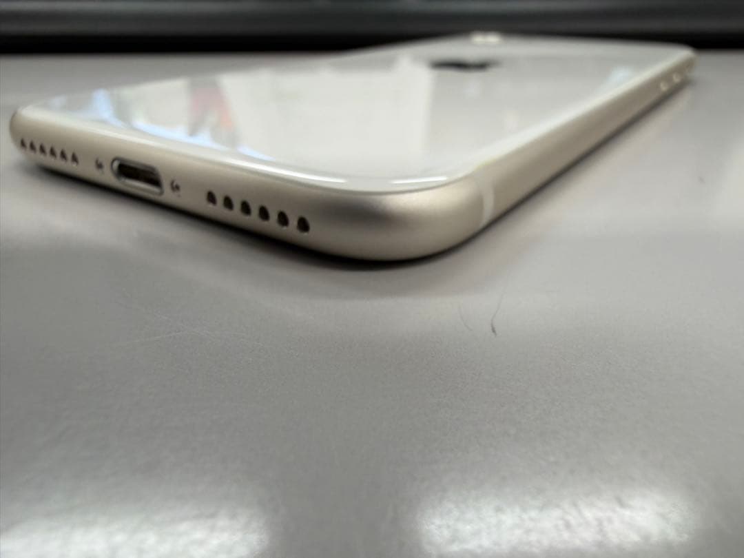 新品　iPhone SE 第3世代 スターライト　SIMフリーバッテリー100%