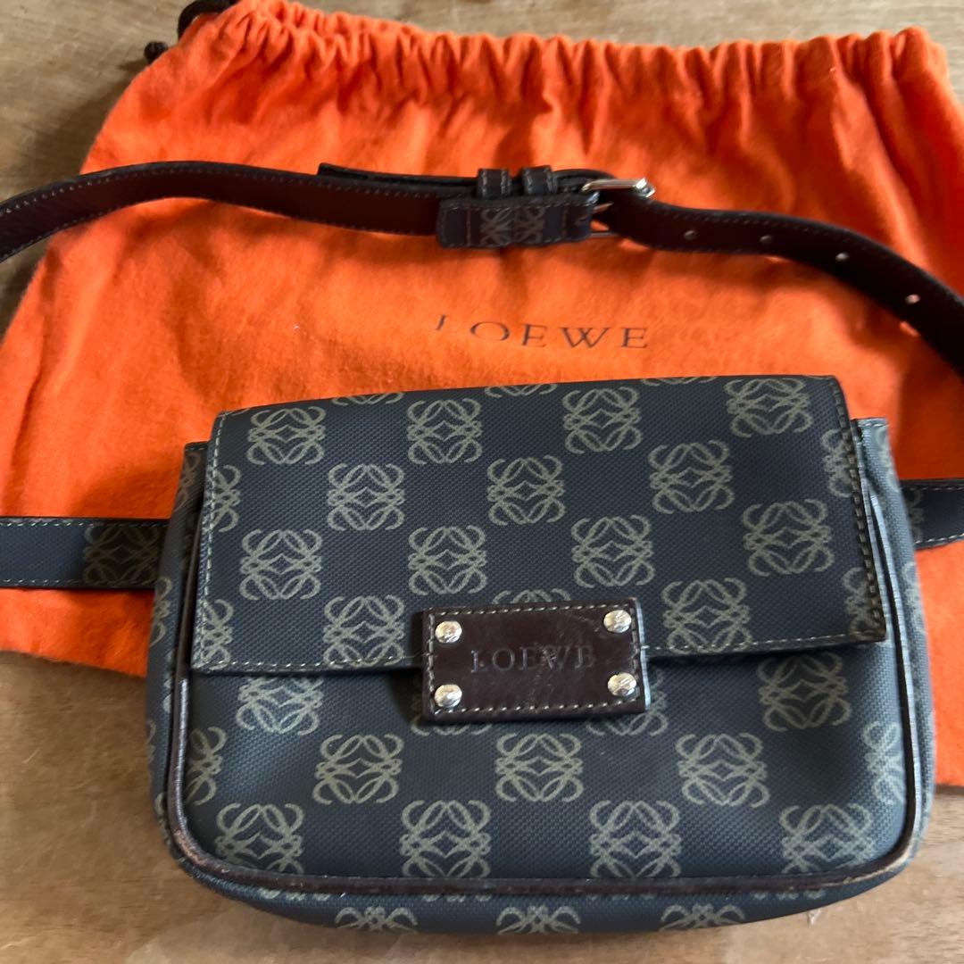 LOEWE ロゴ入り ボディバッグ