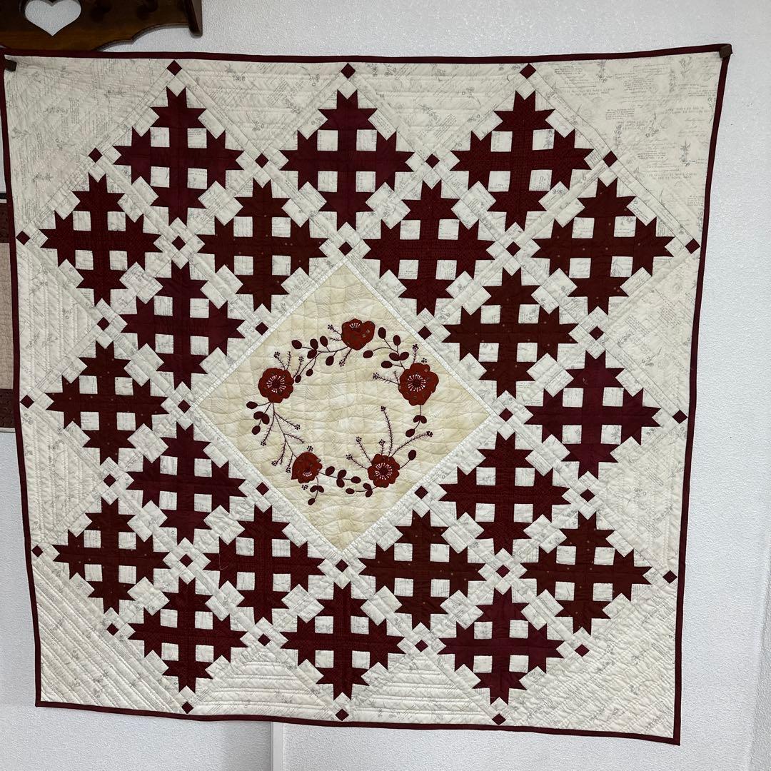 ＹＵＲＩＫＯハンドメイドパッチワークキルトの赤白のタペストリー