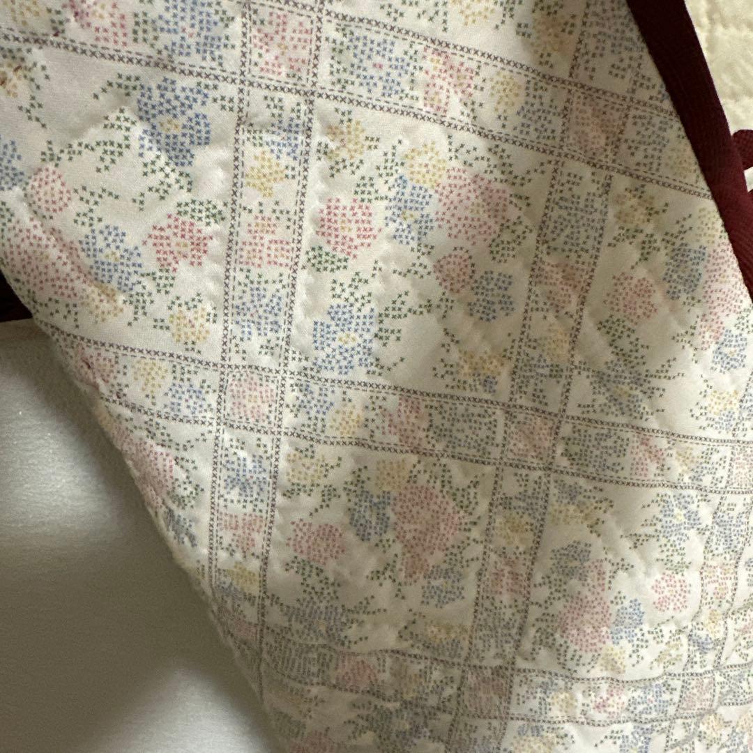 ＹＵＲＩＫＯハンドメイドパッチワークキルトの赤白のタペストリー