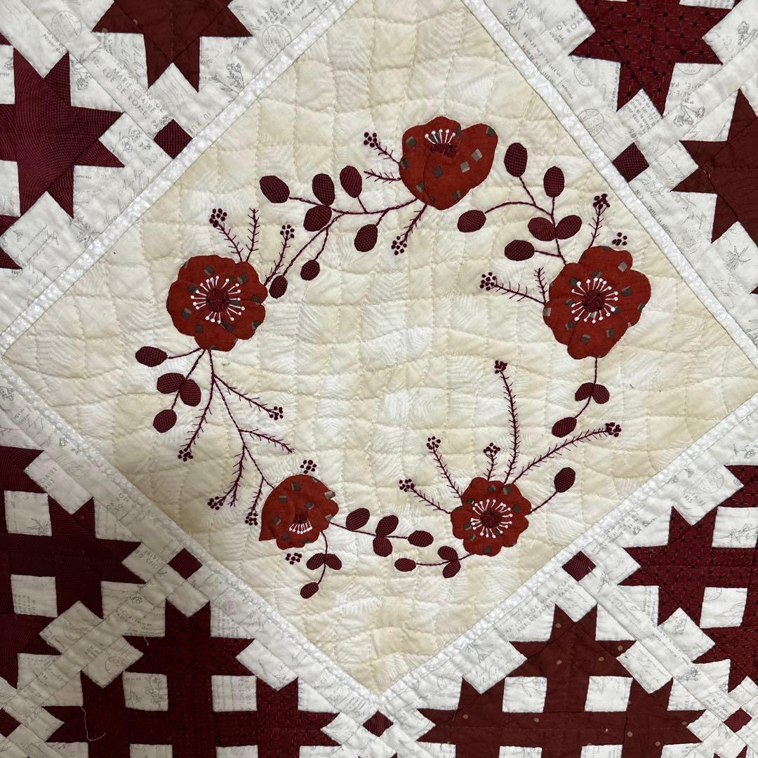 ＹＵＲＩＫＯハンドメイドパッチワークキルトの赤白のタペストリー