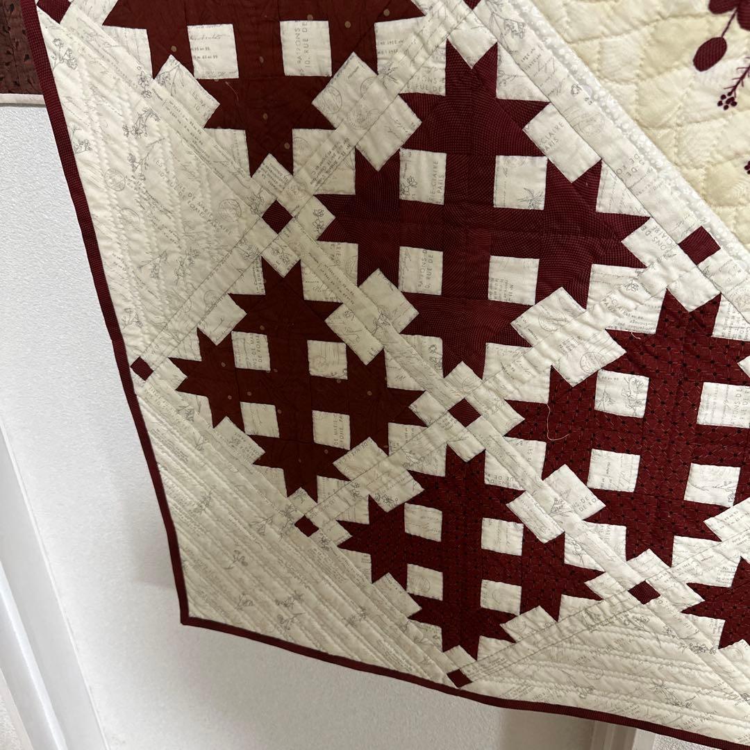 ＹＵＲＩＫＯハンドメイドパッチワークキルトの赤白のタペストリー