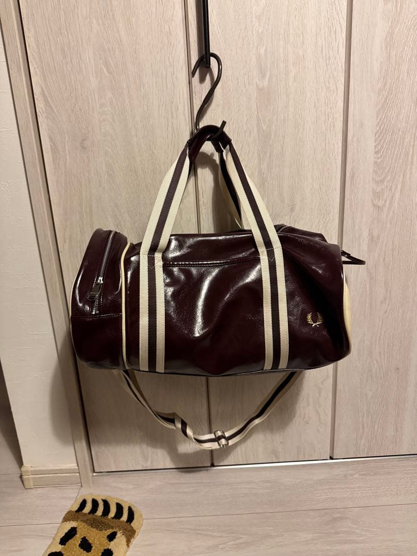 FRED PERRYバーガンディ バレルバッグ