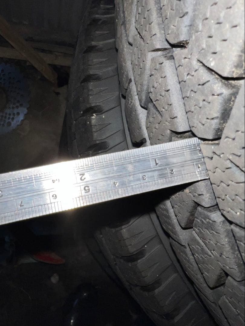 ハイエース　スタッドレスタイヤ　15インチ　①