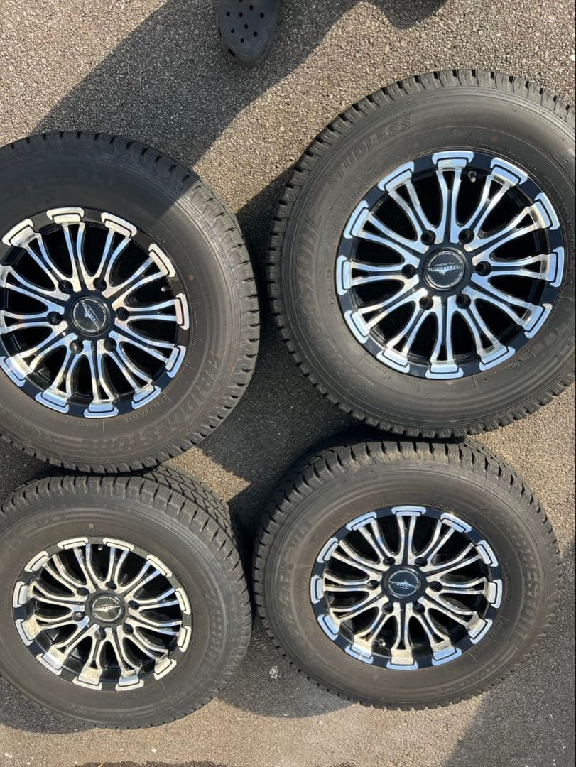 ハイエース　スタッドレスタイヤ　15インチ　①