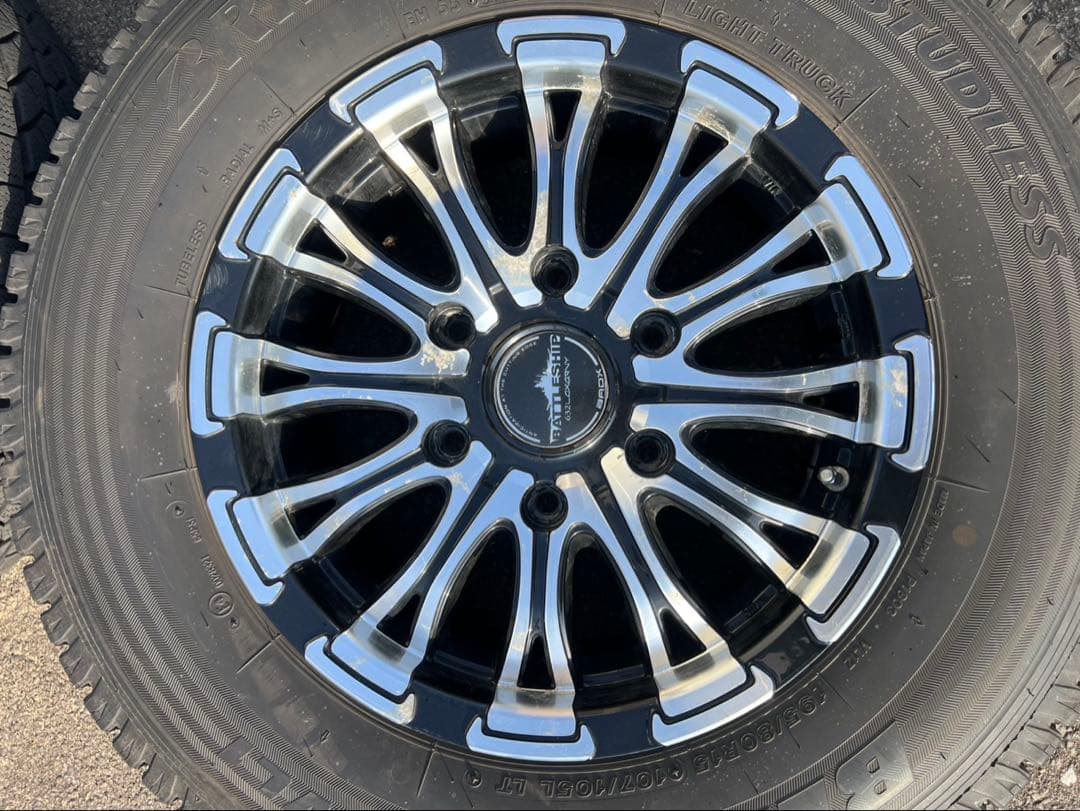 ハイエース　スタッドレスタイヤ　15インチ　①