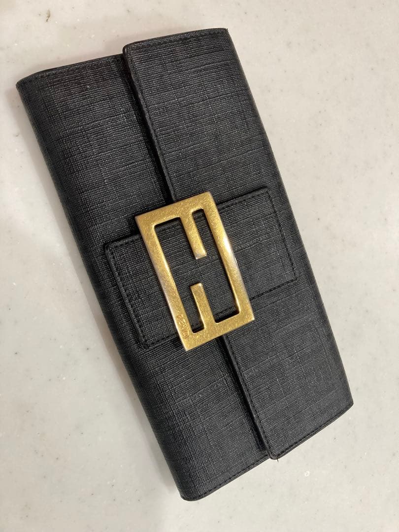 FENDIブラック 長財布 金属製ロゴプレート付き
