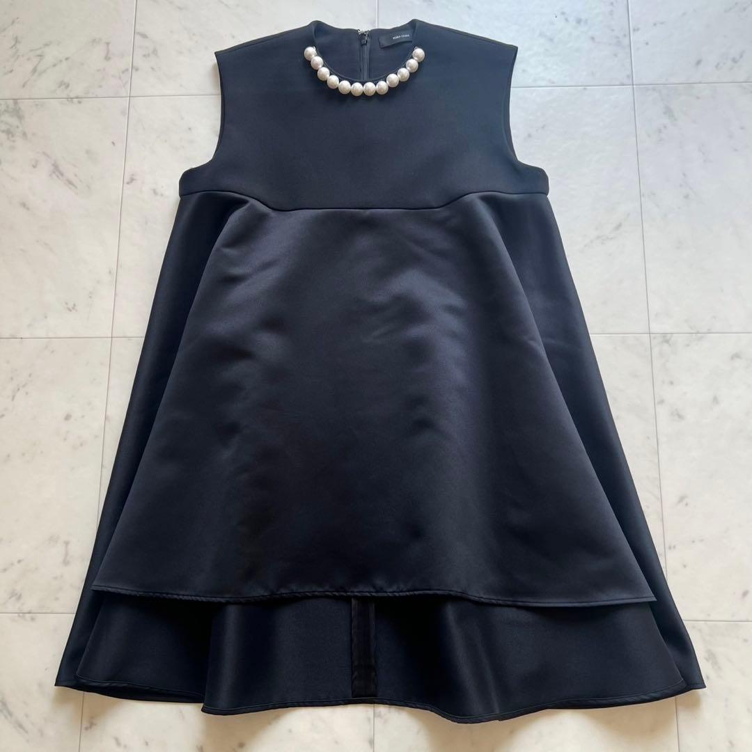 YOKOCHAN パールネック Aラインノースリーブブラウス サテン ブラック