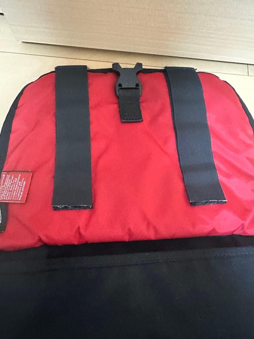 黒のフラップ式バックパック