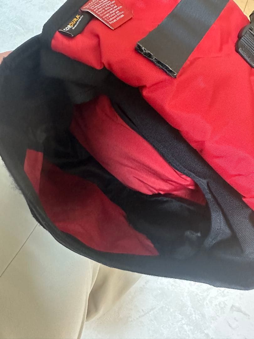 黒のフラップ式バックパック