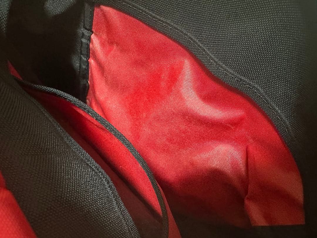 黒のフラップ式バックパック