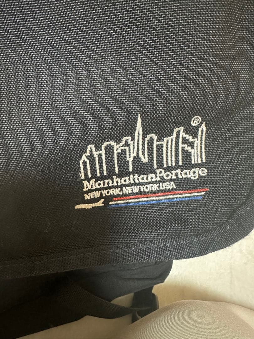 黒のフラップ式バックパック