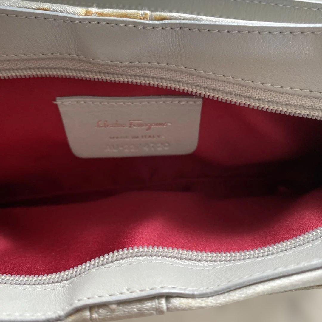 フェラガモ　リボン　ポーチ　ショルダー