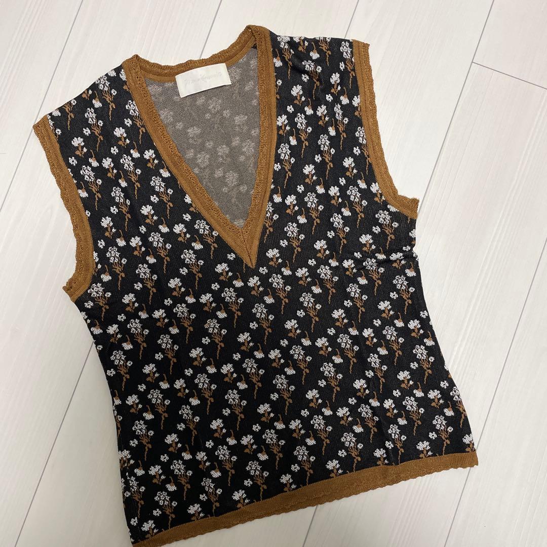 マメクロゴウチ　花柄 黒 ニットベスト Vネック ノースリーブ
