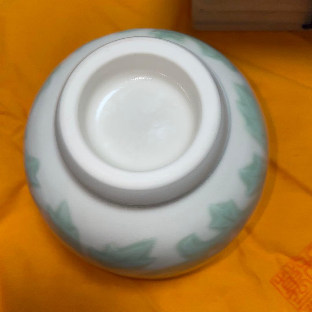 人間国宝 井上萬二 白磁 緑釉牡丹彫文 抹茶碗