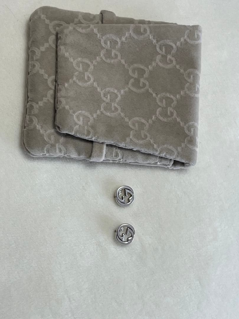 GUCCI スタッズピアス　両耳