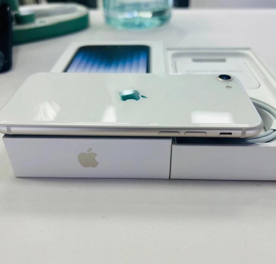 【期間限定／超美品】iPhone SE3 256GB｜SIMフリーホワイトモデル