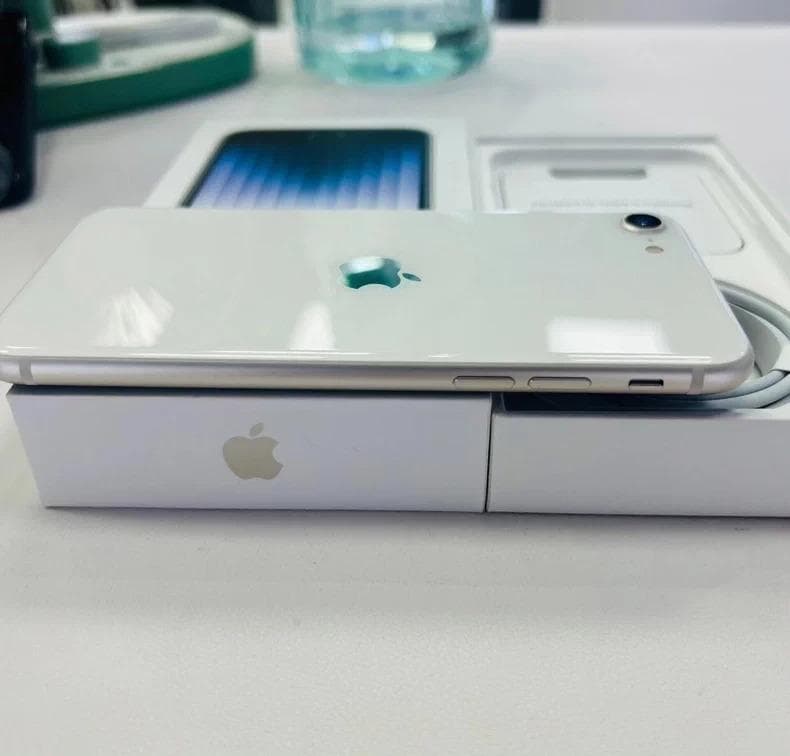 【期間限定／超美品】iPhone SE3 256GB｜SIMフリーホワイトモデル