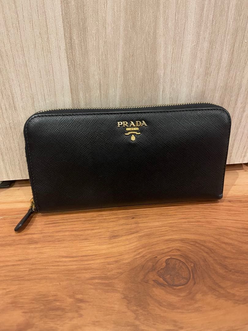 プラダ　長財布