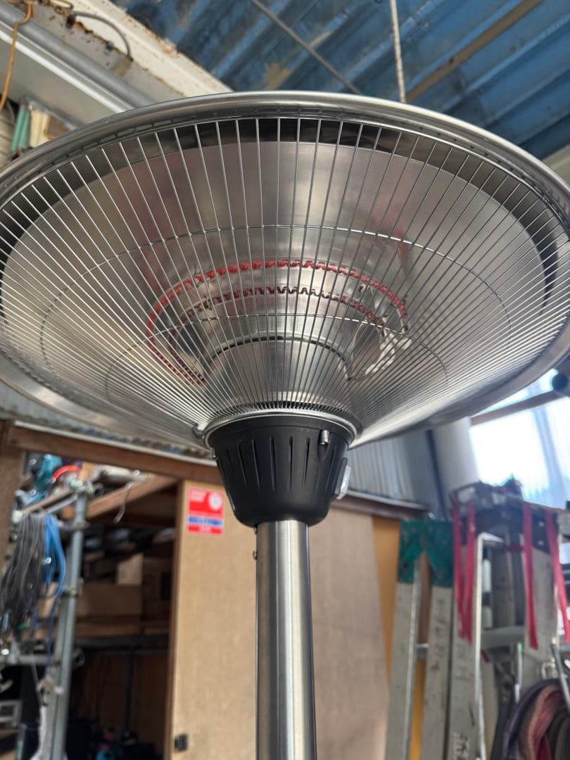 スタンディング赤外線ヒーター メタリック仕上げ