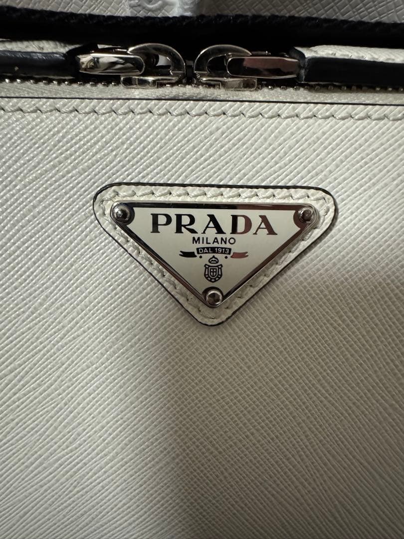 PRADA サフィアーノレザーショルダーバッグ　ホワイト