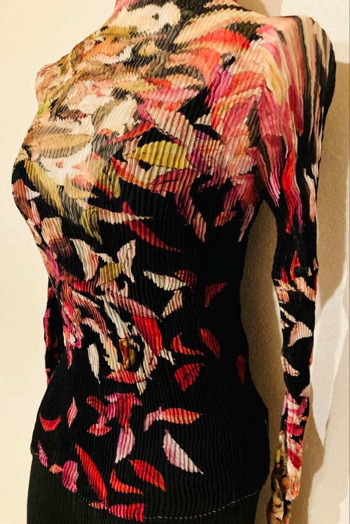 イッセイミヤケ　プリーツプリーズ　艶やかな柄