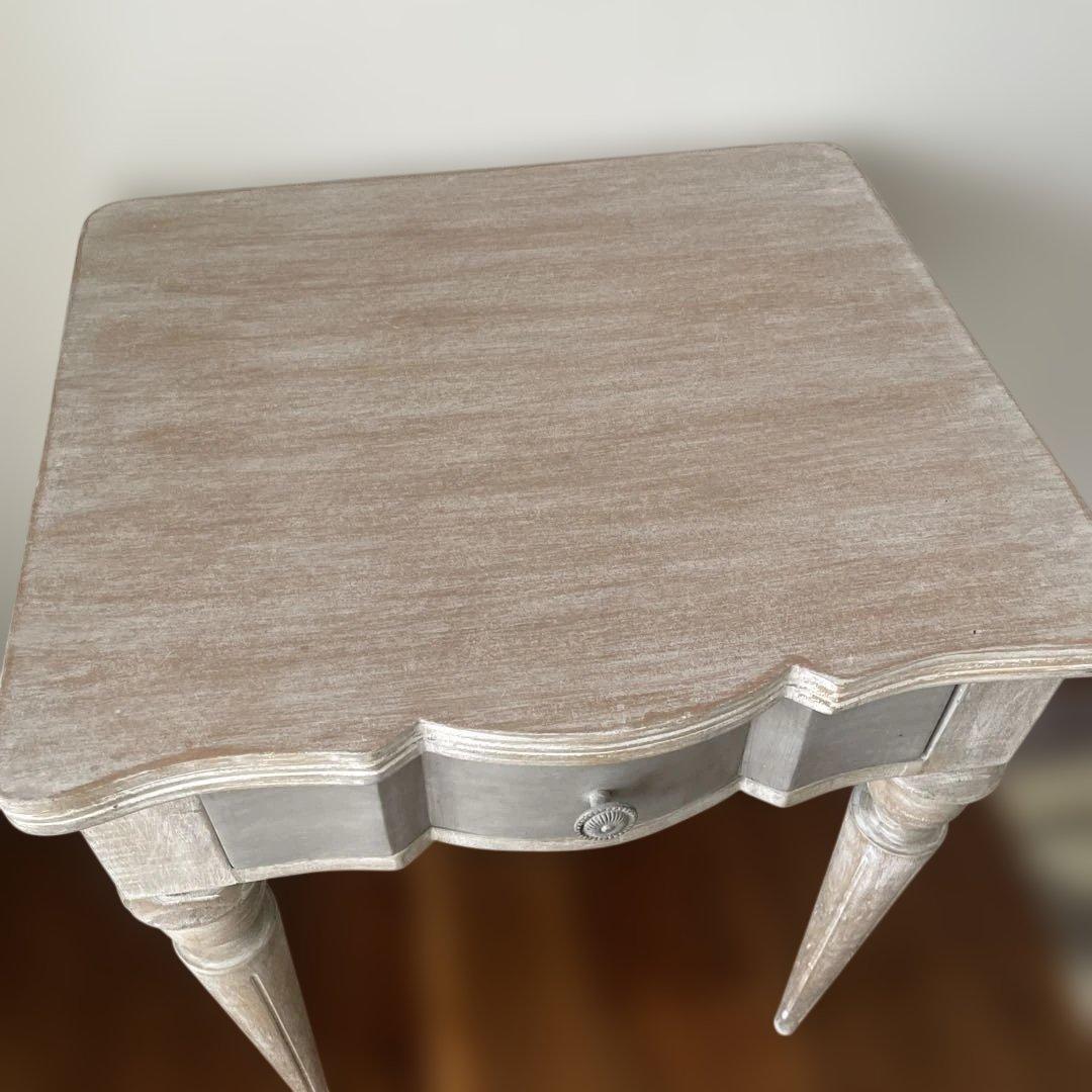 フレンチシックなサイドテーブル