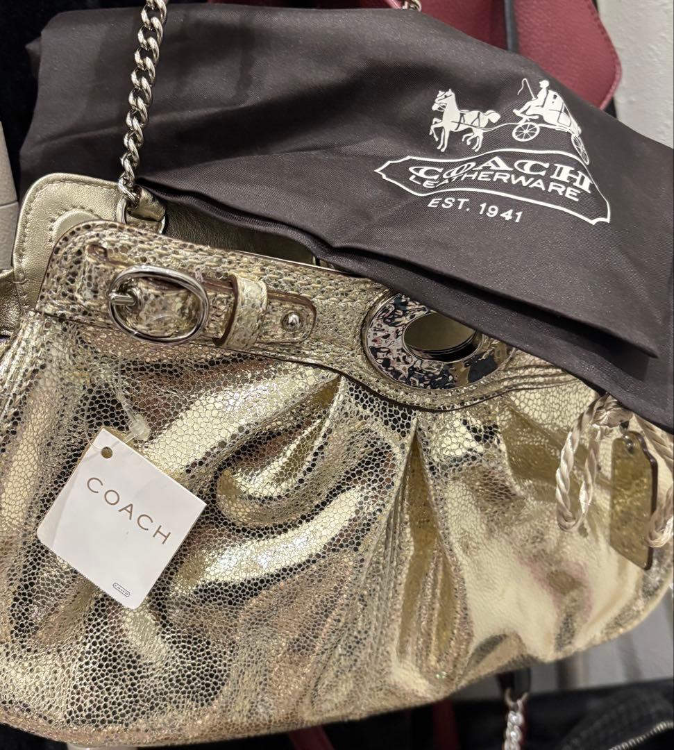coach クラッチバッグ　ゴールド色