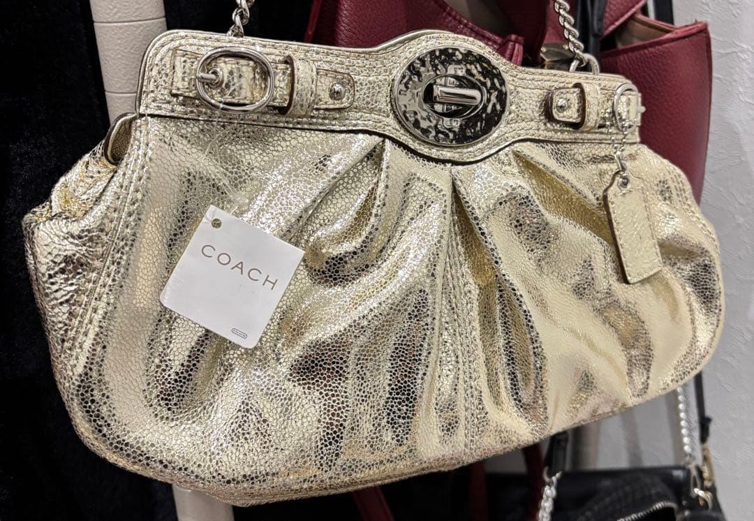 coach クラッチバッグ　ゴールド色