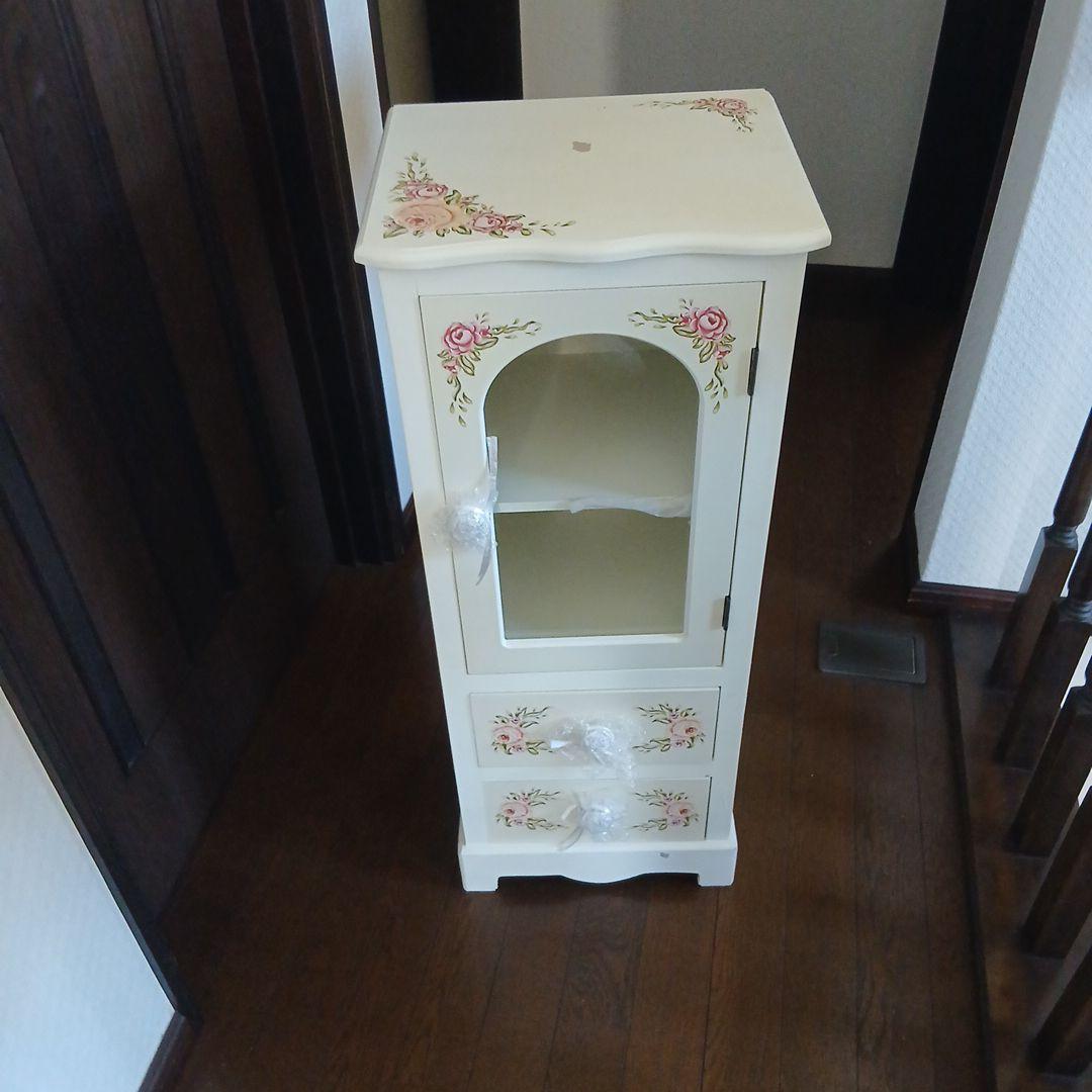 花柄デザインの木製キャビネット