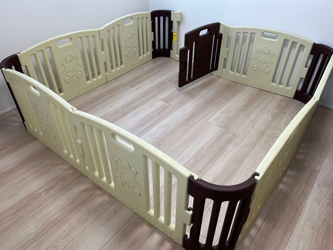 ベビーサークル　BEAR ZONE 8枚扉付き