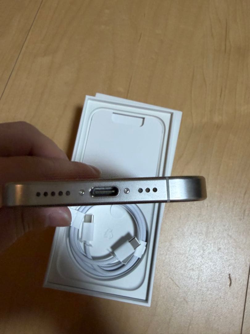 Apple iPhone 15 Pro ホワイトチタニウム　128gb