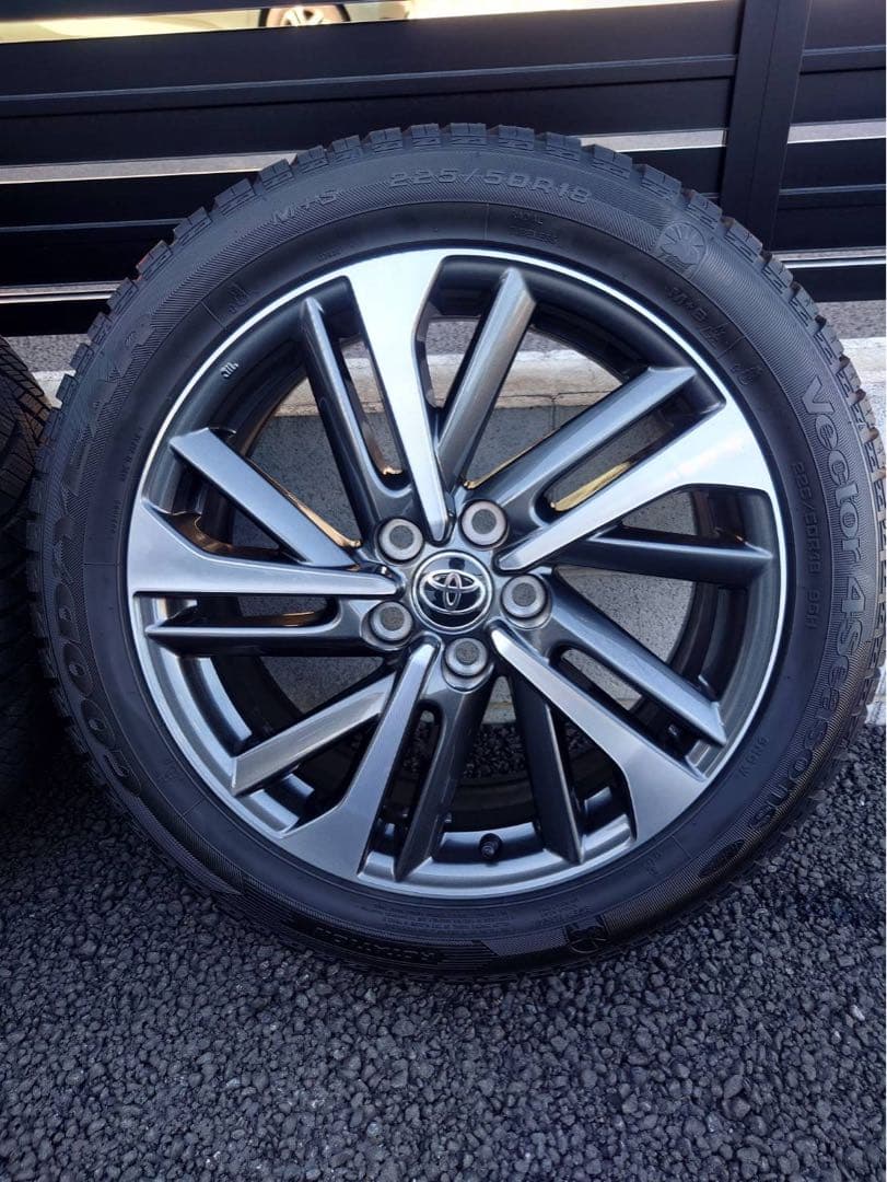 トヨタカローラクロス18インチ純正ホイール　4シーズンタイヤ