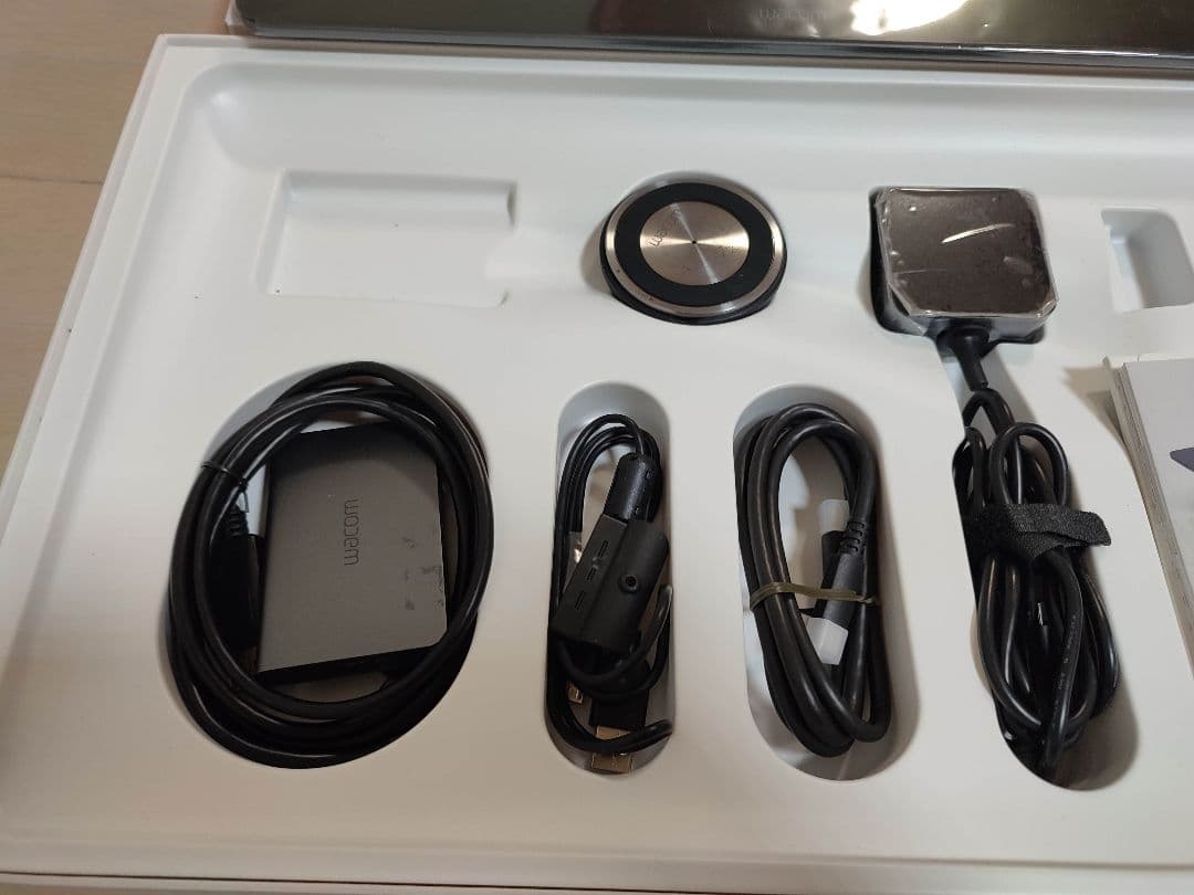 液タブ・ペンタブ Wacom Cintiq Pro 16 (DTH-1620/AK0)