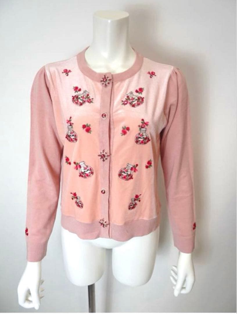 スーパービューティー♡ 2025年香水瓶刺しゅう　ベロア素材×ニットカーディガン