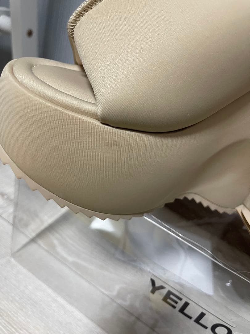 YELLO ベージュ プラットフォームサンダル