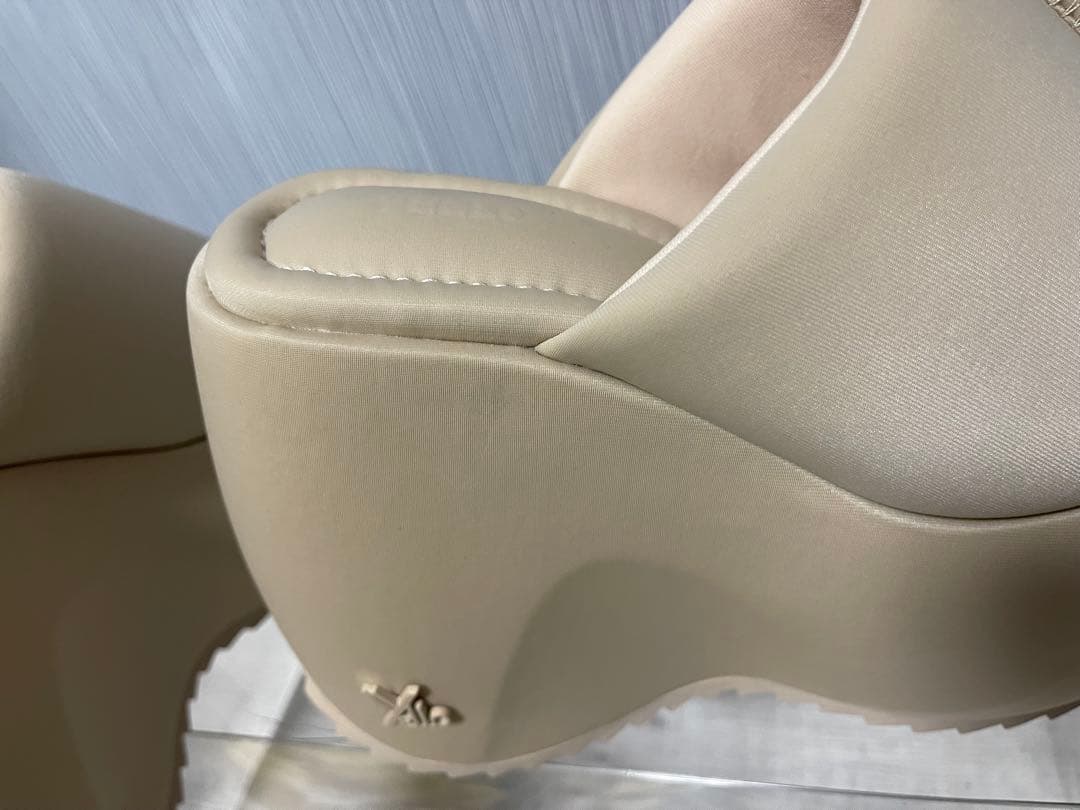 YELLO ベージュ プラットフォームサンダル